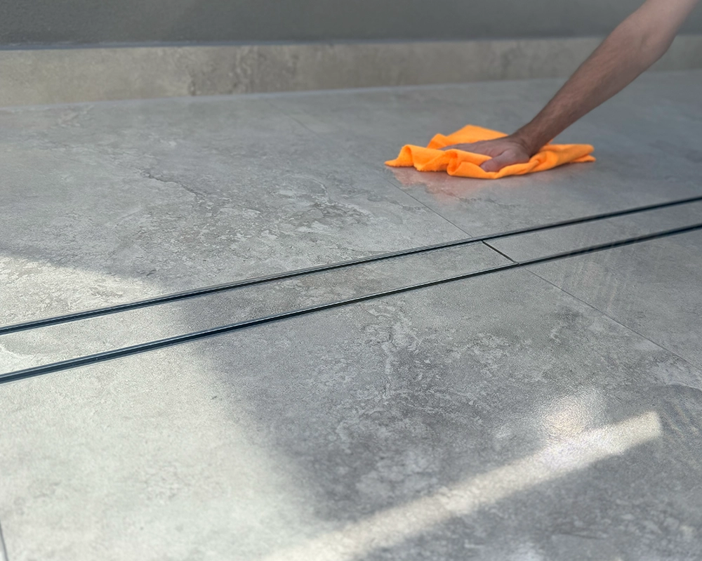 Cleaning tiles